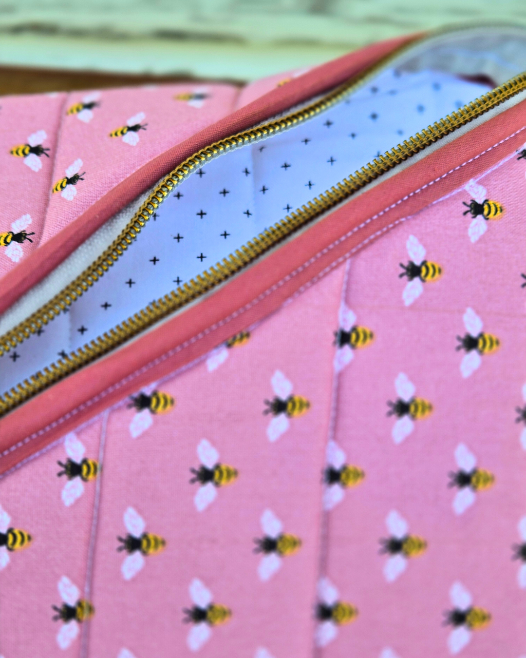 Pink Bee Padded Sleeve β Book, Kindle & Laptop Case ππ»π